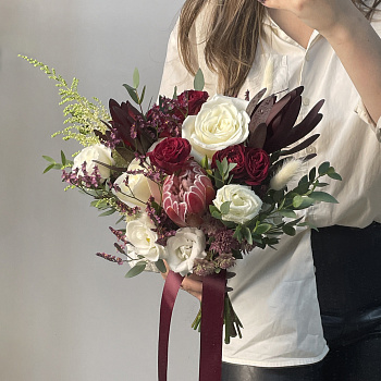 Свадебный букет невесты с протеей