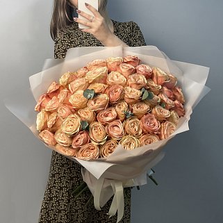 Букет пионовидных роз Kahala и эвкалипта XL