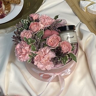Цветочная композиция со свечой Пинк M