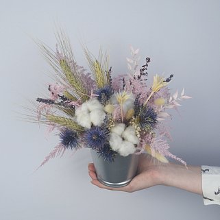 Композиция сухоцветов в ведерке