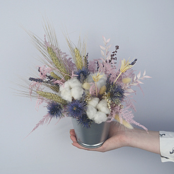 Композиция сухоцветов в ведерке