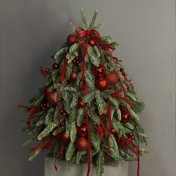 Ёлочка с алым декором M