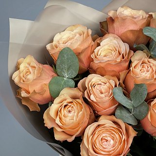 Букет пионовидных роз Kahala и эвкалипта S