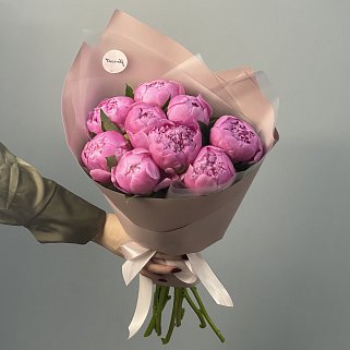 Букет из 9 ярко-розовых пионов