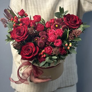 Красная цветочная композиция