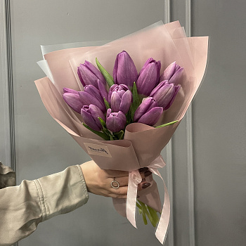 Букет из 11 фиолетовых тюльпанов