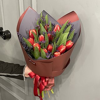 Букет из 15 красных тюльпанов с лимониумом