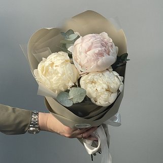 Букет из 3 белых пионов и эвкалипта