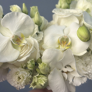 Нежный свадебный букет невесты с орхидеей