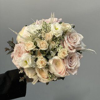 Нежный классический свадебный букет невесты