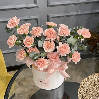 Букет в шляпной коробке из 25 розовых гвоздик