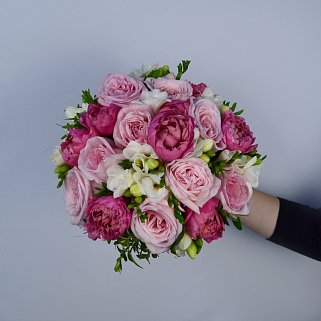 Круглый свадебный букет невесты в розовых оттенках