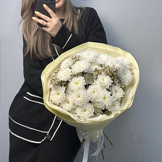 Букет из 5 хризантем Baltica и ваксфлауэра