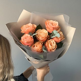 Букет пионовидных роз Kahala и эвкалипта XS