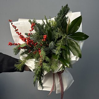 Зимний букет с хвоей и ягодками