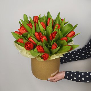 Букет из 25 красных тюльпанов в шляпной коробке