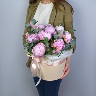 Букет в шляпной коробке из 11 пионов