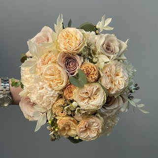 Круглый свадебный букет невесты в кофейных оттенках