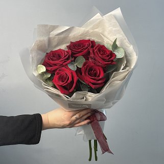Букет из 5 роз Explorer и эвкалипта