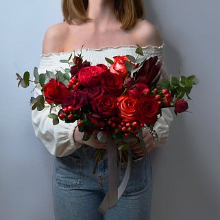 Красный раскидистый свадебный букет невесты