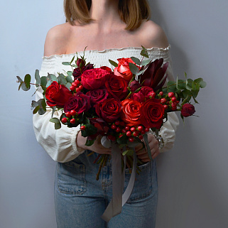Красный раскидистый свадебный букет невесты