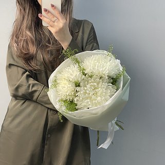 Букет из 3 белых хризантем